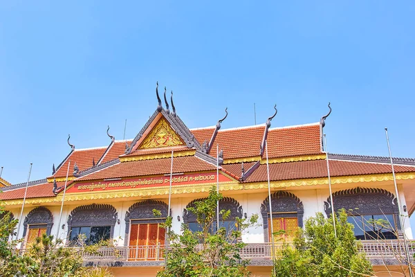 Wat Preah Prom Rath belo telhado do templo em Siem Reap — Fotografia de Stock