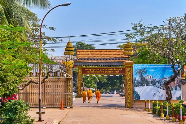Monjes budistas en Wat Preah Prom Rath hermoso templo — Foto de Stock