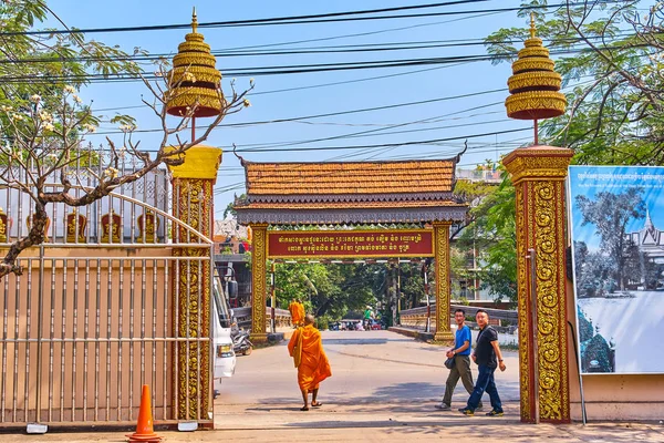 Monjes budistas en Wat Preah Prom Rath hermoso templo — Foto de Stock