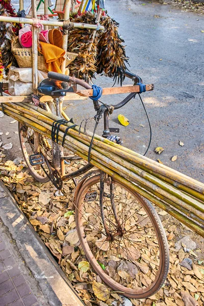 Kambodży rowerów z dużą ilością elementów do czyszczenia wykorzystania jak feat — Zdjęcie stockowe