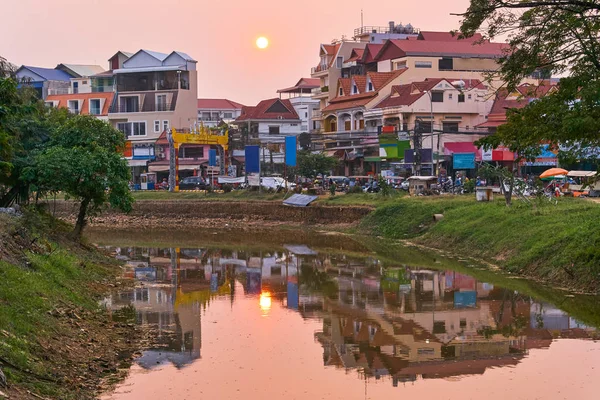 Piękny Zachód Słońca Odbiciem Słońca Centrum Miasta Siem Reap Kambodża — Zdjęcie stockowe