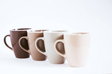 Dört büyük bardak beyaz zemin üzerinde. Değil izole, renk geçiş, seçici odak