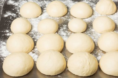 Bitmiş hamur fırında çelik tablo içinde. Çalışma süreci.