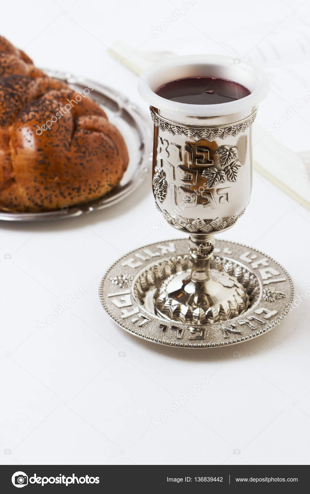Shabbat shalom, chalá com kiddush de vinho em um fundo branco. Não