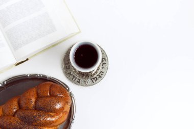 Shabbat Shalom, challah kadeh şarap üzerinde beyaz bir arka plan ile. İzole değil, uzay, işleme yazar kopyalama.
