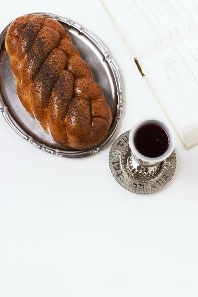 Shabbat shalom, Challah mit einem Glas Wein auf weißem Hintergrund. nicht isoliert, Kopierraum, Autorenverarbeitung. — Stockfoto