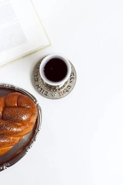 Shabbat shalom, Barkis med kiddush vin på en vit bakgrund. Inte isolerad, kopiera utrymme, författare bearbetning. — Stockfoto