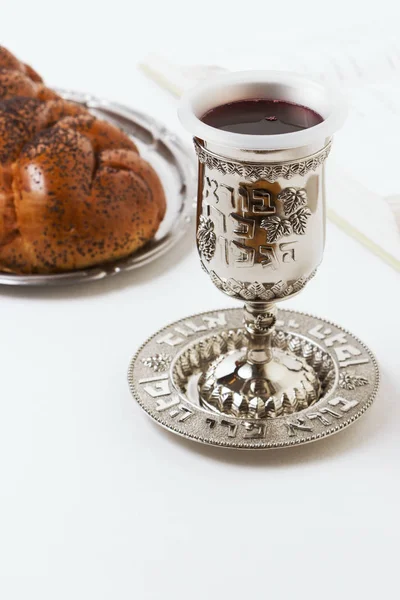 Shabbat Şalom, challah Birliği şarap beyaz bir arka plan ile. İzole değil, uzay, işleme yazar kopyalama.