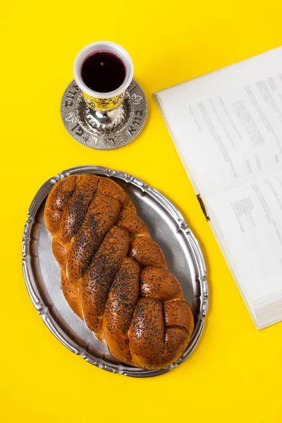 Shabbat Şalom, challah Birliği ve Sarı zemin üzerine bir kitap ile bir tepsi. Değil izole, kopya alanı, işleme yazarlar.