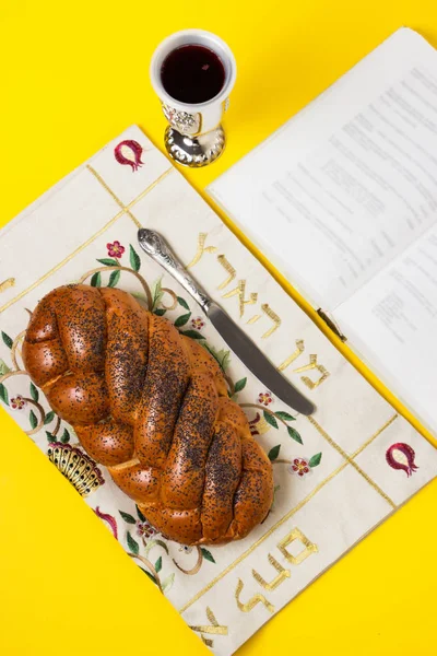 Shabbat Shalom, challah kadeh şarap ve kitap, sarı arka plan ile. İzole değil, uzay, işleme yazar kopyalama.