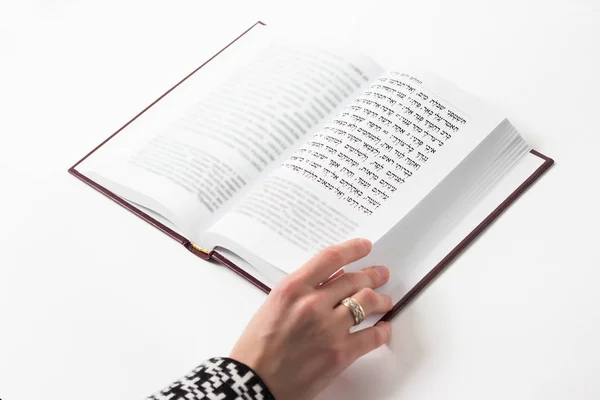 Żydowska księga "Psalmy Dawida", womans ręką, na białym tle. — Zdjęcie stockowe