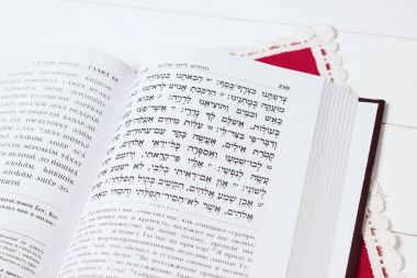 Kırmızı peçete ile beyaz bir arka plan üzerinde Yahudi kitap. 