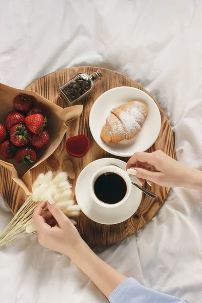 クロワッサンとイチゴとコーヒーからの時間ロマンチックな朝食で結婚の申し出。フィルム効果とコピースペースと画像の著者処理. — ストック写真