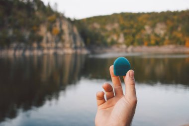 Elinde nişan yüzüğüyle güzel manzaralı mavi bir kulübe tutan adam. Çek Cumhuriyeti 'ndeki Zvikov Kalesi' nde evlenme teklifi. Film efekti, fotoğraf yazma işlemi