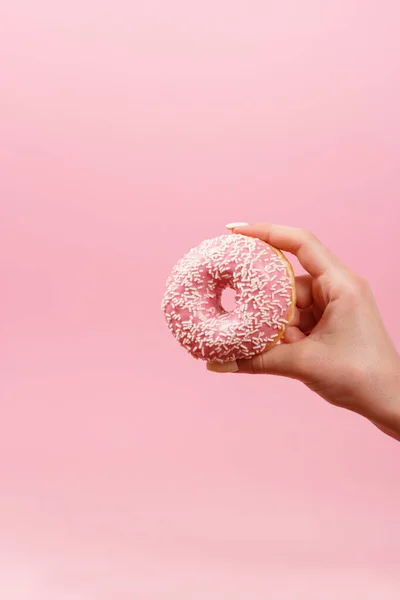 Uma Mulher Segura Donut Rosa Sua Mão Fundo Rosa — Fotografia de Stock