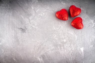 gri arka plan üzerinde Hearts