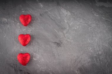 gri arka plan üzerinde Hearts