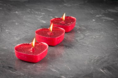 gri bir arka plan üzerinde Hearts