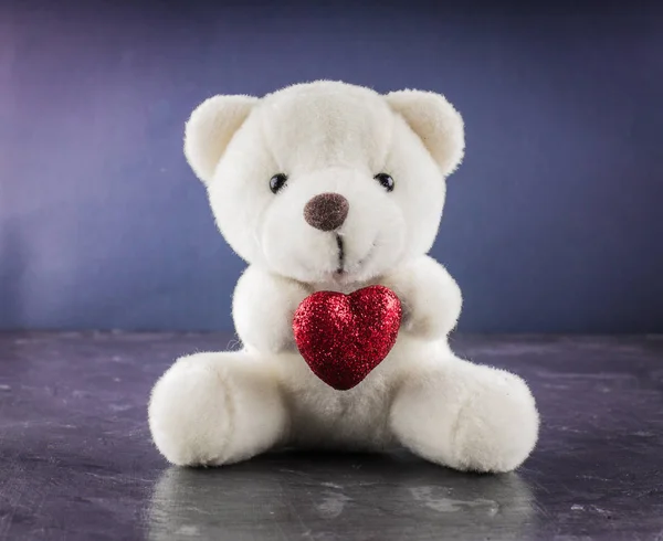 White teddy bear with love letter on red heart  gray background. Say i  you for valentine 's day concept. — Stock Photo, Image