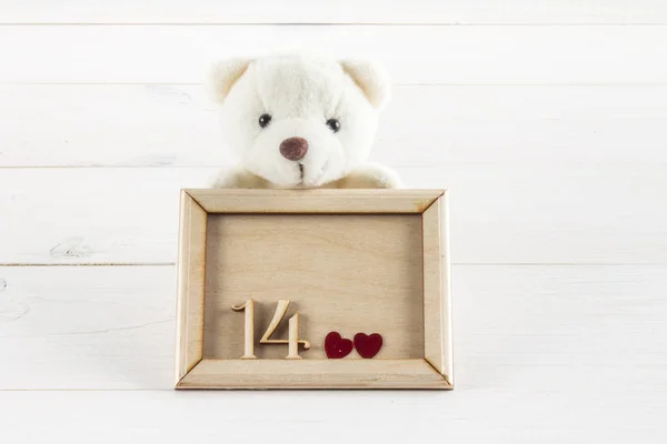 White teddy bear holding plate with hearts. Concept on 14 February. — Stock Photo, Image