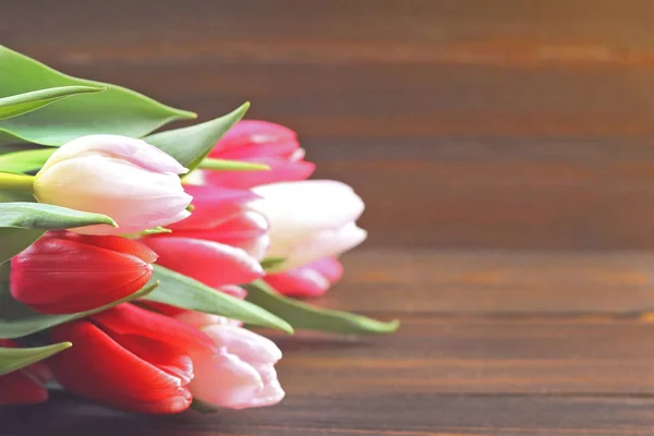 Bonne fête des mères. Tulipes sur fond de bois brun — Photo