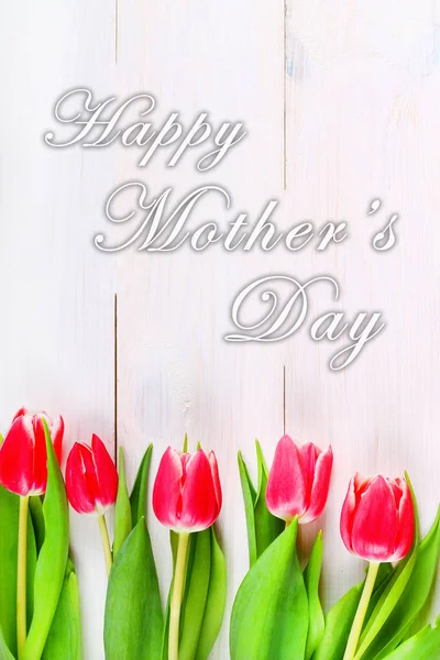 Boldog anyák napja. Tulipán, a fehér fa háttér — Stock Fotó