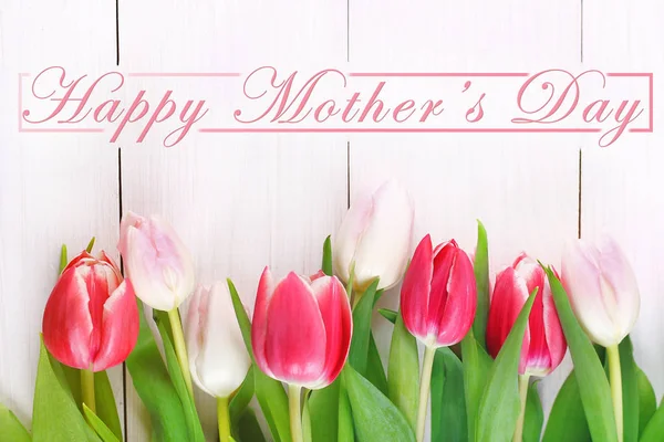 Feliz día de la madre. Tulipanes sobre fondo de madera blanca —  Fotos de Stock