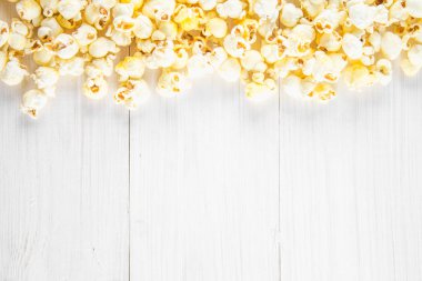 Tuzlu popcorn beyaz bir tablo. Üstten Görünüm. Metin için boş yer.