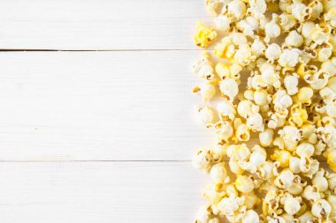 Tuzlu popcorn beyaz bir tablo. Üstten Görünüm. Metin için boş yer.
