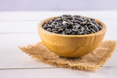 Taze ayçiçeği tohumu. Ahşap kase Ayçekirdeği kabuklu.