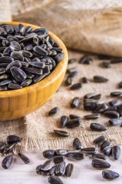 Taze ayçiçeği tohumu. Ahşap kase Ayçekirdeği kabuklu.