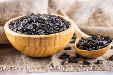 Taze ayçiçeği tohumu. Ahşap kase Ayçekirdeği kabuklu.