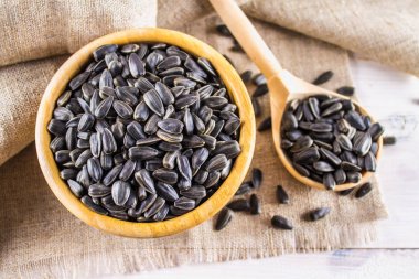 Taze ayçiçeği tohumu. Ahşap kase Ayçekirdeği kabuklu.