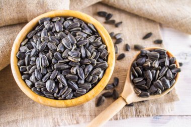 Taze ayçiçeği tohumu. Ahşap kase Ayçekirdeği kabuklu.