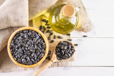 Ayçiçeği tohumu ve ahşap masa yağlar.