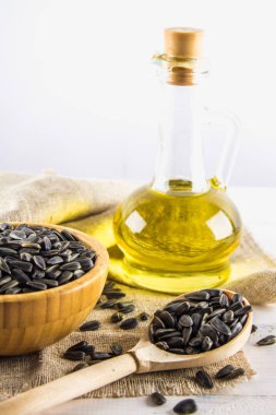 Ayçiçeği tohumu ve ahşap masa yağlar.