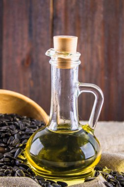 Ayçiçeği tohumu ve ahşap masa yağlar.