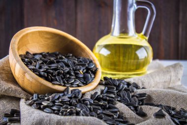 Ayçiçeği tohumu ve ahşap masa yağlar.