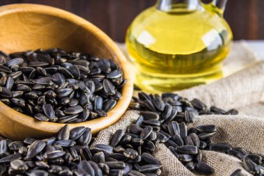 Ayçiçeği tohumu ve ahşap masa yağlar.