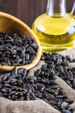 Ayçiçeği tohumu ve ahşap masa yağlar.