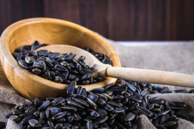 Taze ayçiçeği tohumu. Ahşap kase Ayçekirdeği kabuklu.