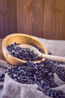 Taze ayçiçeği tohumu. Ahşap kase Ayçekirdeği kabuklu.