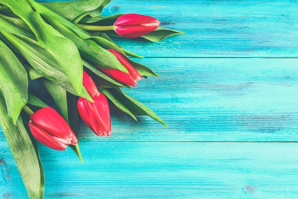 Ramo de tulipanes rosados sobre fondo de madera azul. Vista superior, espacio de copia. Feliz día de la madre . — Foto de Stock