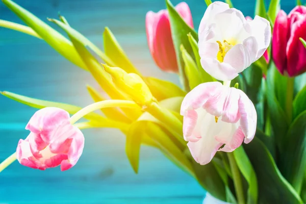 Buquê de tulipas rosa no fundo de madeira azul.. Feliz dia da mãe . — Fotografia de Stock