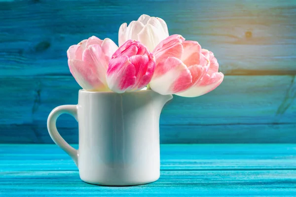Ramo de tulipanes rosados sobre fondo de madera azul.. Feliz día de la madre . — Foto de Stock