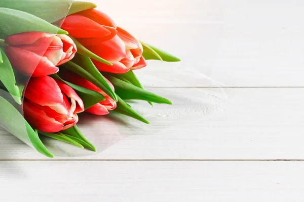 Bouquet de tulipes roses sur fond de bois blanc. Vue du dessus, espace de copie. Bonne fête des mères . — Photo