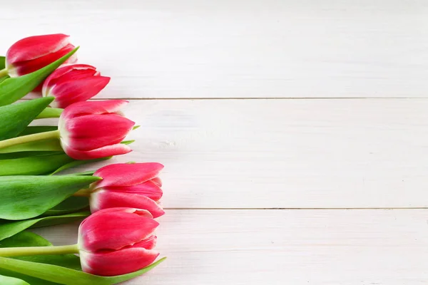 Bouquet de tulipes roses sur fond de bois blanc. Vue du dessus, espace de copie. Bonne fête des mères . — Photo
