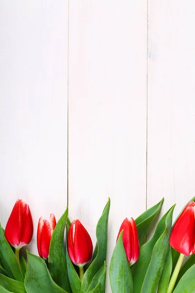 Ramo de tulipanes rosados sobre fondo de madera blanca. Vista superior, espacio de copia. Feliz día de la madre . — Foto de Stock