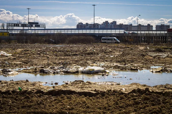 Müll nach dem Bau in der Stadt, kahles Land, Sumpf. das Problem der Ökologie. — Stockfoto