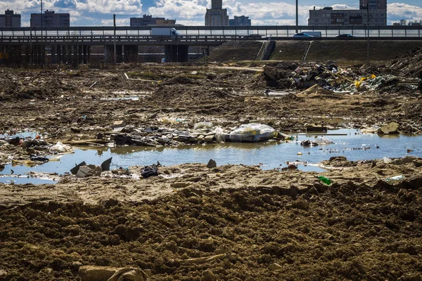 Müll nach dem Bau in der Stadt, kahles Land, Sumpf. das Problem der Ökologie. — Stockfoto